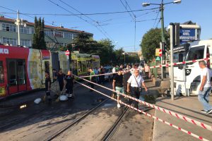 Cevizlibağ'da su tankeri tramvaya &ccedil;arptı