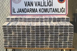 İran sınırındaki arazide 4 bin 800 paket ka&ccedil;ak sigara ele ge&ccedil;irildi