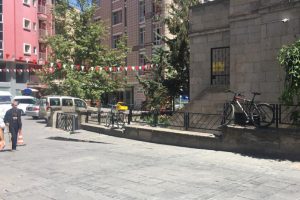 10 yıl &ouml;nce boşandığı eski eşinin kocasını ve oğlunu bı&ccedil;akladı