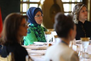 Emine Erdoğan, kadın b&uuml;y&uuml;kel&ccedil;i ve b&uuml;y&uuml;kel&ccedil;i eşleriyle buluştu