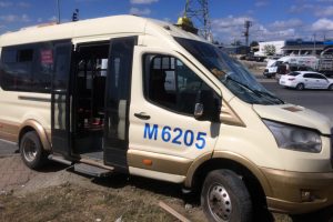 Kırmızı ışıkta U d&ouml;n&uuml;ş&uuml; yapan tıra minib&uuml;s &ccedil;arptı