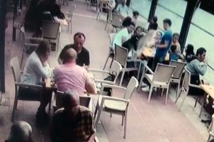 Garsonun elindeki tepsiyi deviren martı, yiyecekleri yedi