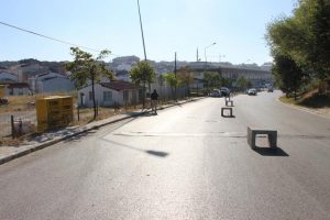 Yolu trafiğe kapattı, şof&ouml;rler neye uğradığını şaşırdı