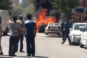 Park halindeki bir ara&ccedil; alev topuna d&ouml;nd&uuml;