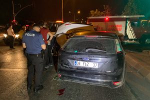 Takla atan otomobil bir aracın &uuml;st&uuml;ne d&uuml;şt&uuml;: Biri ağır, 2 yaralı