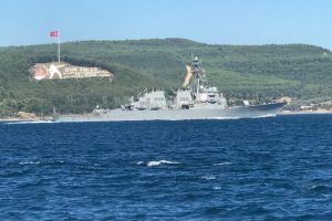 Amerikan savaş gemisi &Ccedil;anakkale Boğazı'ndan ge&ccedil;ti