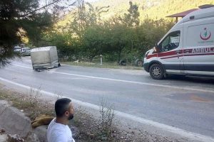 Minib&uuml;se takılı r&ouml;morkun &ccedil;arptığı &ccedil;ift &ouml;ld&uuml;