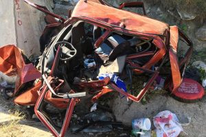 Yol kenarında mola veren aileye otomobil &ccedil;arptı: 1 &ouml;l&uuml; 10 yaralı