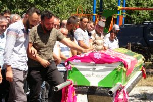 Balayı d&ouml;n&uuml;ş&uuml; kazada &ouml;len Semra, toprağa verildi
