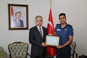 Polis memurunun duygulandıran davranışını Vali Toprak &ouml;d&uuml;llendirdi