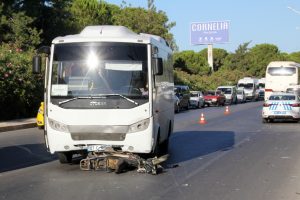 Midib&uuml;sle &ccedil;arpışan motosikletin s&uuml;r&uuml;c&uuml;s&uuml; &ouml;ld&uuml;