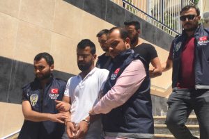 Polis olduklarını s&ouml;yleyerek darp edip, d&ouml;vizlerini &ccedil;aldılar