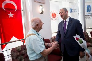 Bakan G&uuml;l, huzurevi sakinleriyle bayramlaştı
