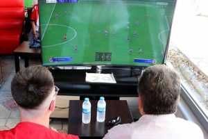B&uuml;y&uuml;kel&ccedil;iler gen&ccedil;lerle playstationda ma&ccedil; oynadı