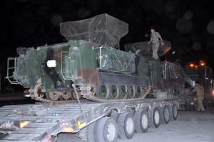 Sınırın sıfır noktasına askeri ara&ccedil; sevkiyatı devam ediyor