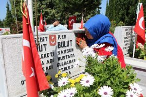 Şehit annesinden y&uuml;rek burkan mezarlık ziyareti