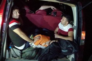 Otomobilden 15 ka&ccedil;ak g&ouml;&ccedil;men ve 1 organizat&ouml;r &ccedil;ıktı