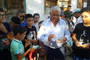 İş adamı mezarlık ziyareti yapanları paraya boğdu