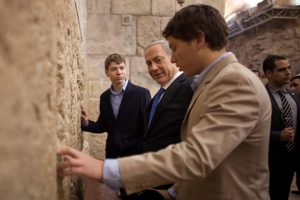 Netanyahu'nun oğlundan İslamofobik paylaşıma destek