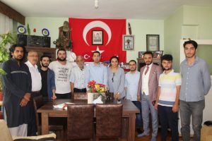 &Ouml;ğrencilerden şehit babasına bayram ziyareti