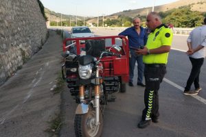 Motosiklet istinat duvarına &ccedil;arptı: 2 yaralı