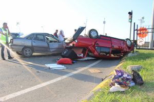 Hurdaya d&ouml;nen otomobilden burnu kanamadan &ccedil;ıktılar