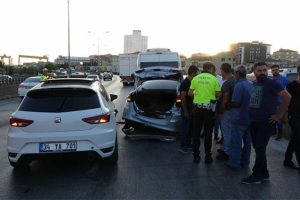 Pendik'te 4 ara&ccedil; birbirine girdi: 2 yaralı