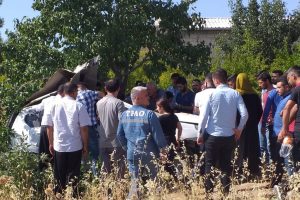 Otomobil tarlaya yuvarlandı: 2 ağır yaralı