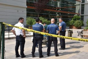 Hastane bah&ccedil;esindeki bankta &ouml;l&uuml; bulundu