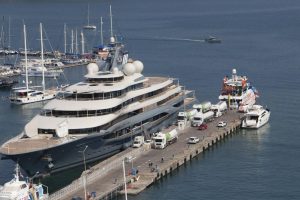 Fethiye'ye demirleyen mega yata 1 milyonluk yakıt