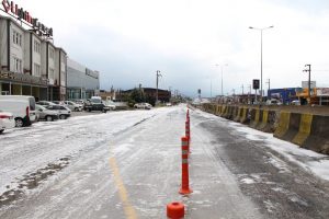 Yolu d&ouml;k&uuml;len sabun yağmur yağınca k&ouml;p&uuml;rd&uuml;!