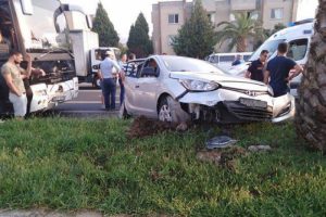 Otomobil ref&uuml;je &ccedil;arptı: 1 &ouml;l&uuml;, 5 yaralı