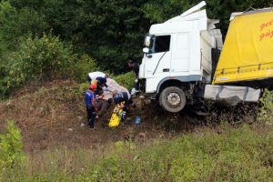 Bursa'dan Yalova istikametine giden TIR u&ccedil;uruma yuvarlandı