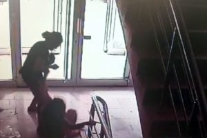 Komşu kızını darp edip sa&ccedil;larını yoldu