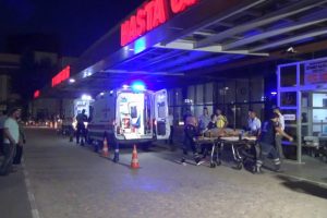 Suriye sınırında askeri ara&ccedil; devrildi: 8 asker yaralı