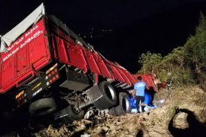 Bursa'da patates y&uuml;kl&uuml; kamyon u&ccedil;uruma yuvarlandı: 1 &ouml;l&uuml;