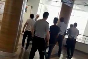 S&ouml;zl&uuml;s&uuml;n&uuml; hastanede rehin aldı!