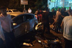 Otomobil ile motosiklet birbirine girdi