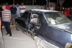 Motosiklet otomobille &ccedil;arpıştı: 1'i &ccedil;ocuk 3 yaralı