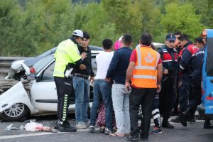TEM'de feci kaza: 2'si &ccedil;ocuk 13 yaralı
