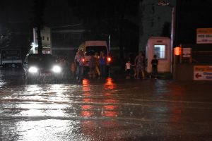 Edirne'de yağmur etkili oldu, yollar g&ouml;le d&ouml;nd&uuml;