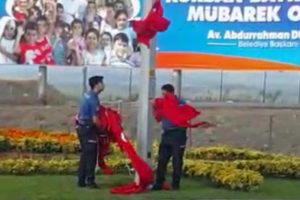 Polisler T&uuml;rk Bayrağını yerde bırakmadı