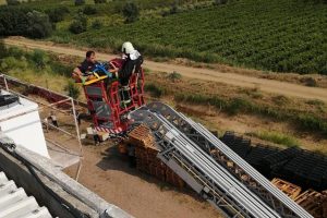 Badana yaparken elektrik akımına kapıldı