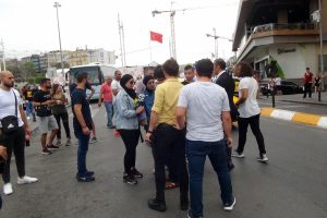 Taksici &ccedil;arptığı turisti darp etti