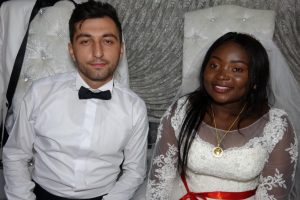 Zambiyalı gen&ccedil; kıza g&ouml;nl&uuml;n&uuml; kaptırdı
