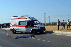 Elektrikli motosikletin s&uuml;r&uuml;c&uuml;s&uuml; kazada &ouml;ld&uuml;