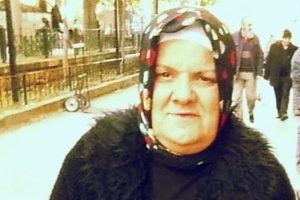 Otomobile atılan taşın başına isabet ettiği kadın &ouml;ld&uuml;