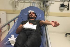Rapor almaya gelen baba- oğul doktoru d&ouml;vd&uuml;