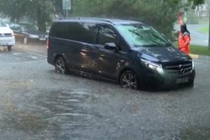 İstanbul'da yolları su bastı; Tramvay seferi durdu