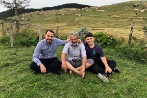 Bakan Albayrak, yaylada oğlu ve babasıyla enerji depoluyor